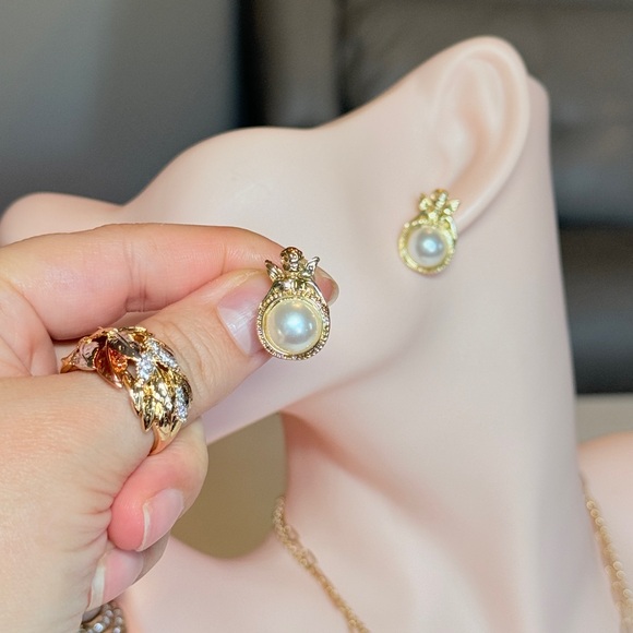 Minimalist Gold Pearl Earrings - Picture 4 of 11